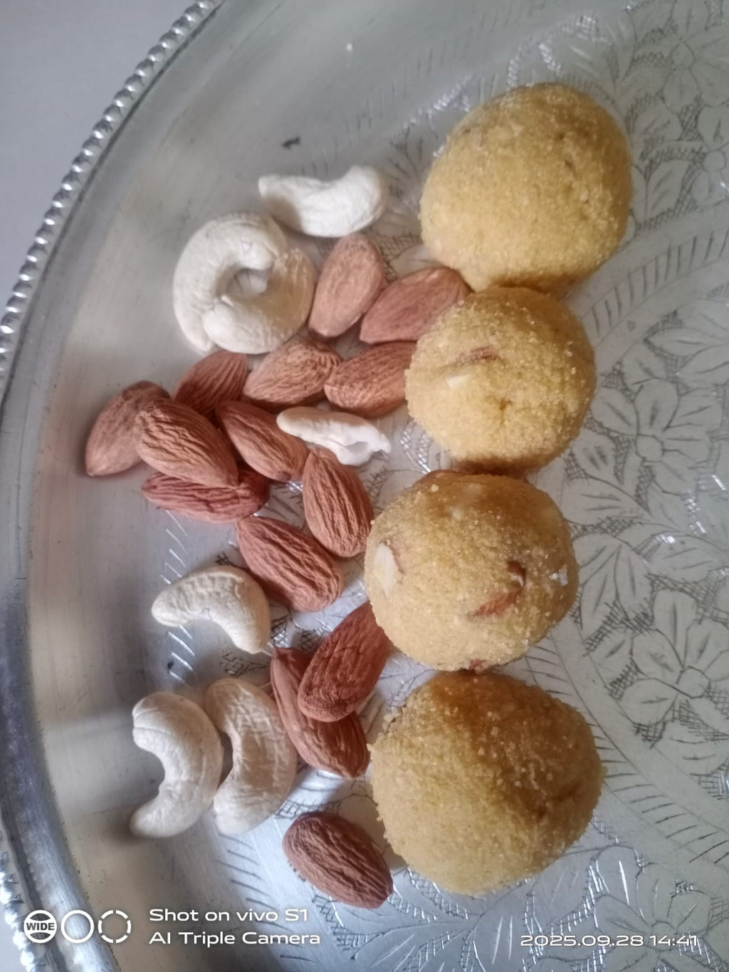 Dry Fruit Besan Laddu