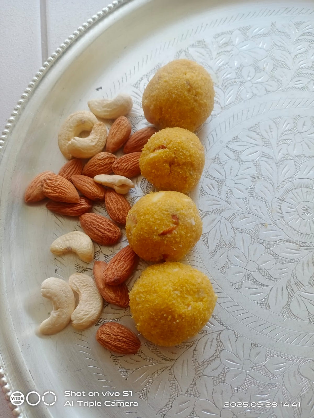 Dry Fruit Besan Laddu
